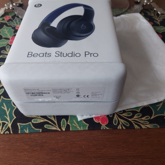 NWT Beats Studio Pro in Navy Blue - Picture 2 of 4